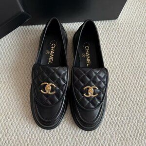 🎁CHANEL🎁 Black Quilted Lambskin Leather CC Turnlock Loafers 38